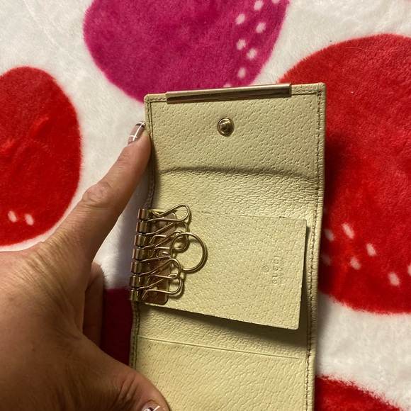 Cream Leather Key Holder with Snap Closure - Picture 1 of 2